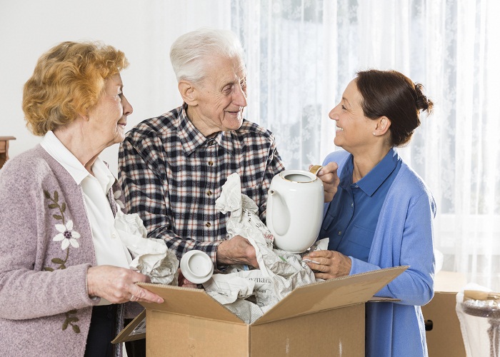 nguoi lon tuoi dong goi do chuyen nha